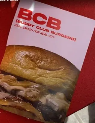 Tarjeta Buddy Club Burgers con burger smash