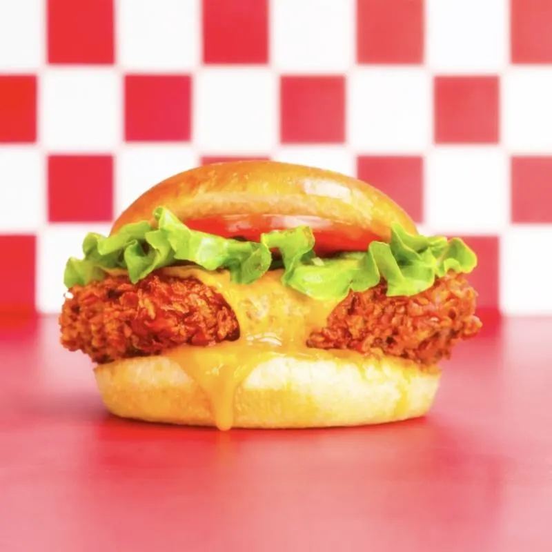 Burger crujiente Buddy Club Burgers con queso cheddar y salsa del Club