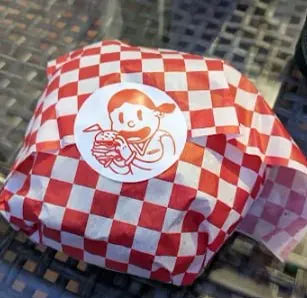 Packaging de cuadros rojos y blancos de Buddy Club Burgers